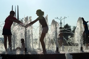 Анамальная спёка загнала віцяблян у фантаны. Фота Сержука Серабро