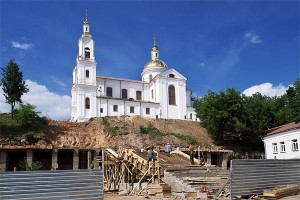 У Віцебску пачалі ўзводзіць лесвіцу на Успенскую гару. Фота Сержука Серабро