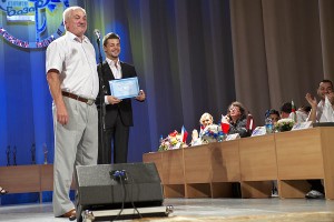 Денис Вершенок получил бесплатный интернет на год от Белтелеком. Фото Сергея Серебро