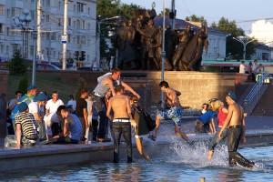 В Витебске в День десантника отключили фонтаны, но не смогли помешать купанию десантников. Фото Сергея Серебро