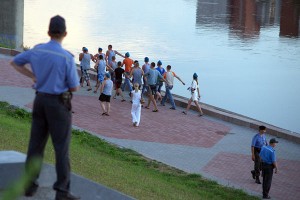 В Витебске в День десантника отключили фонтаны, но не смогли помешать купанию десантников. Фото Сергея Серебро