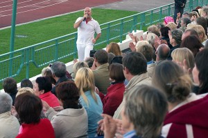 Александр Солодуха собрал на стадионе в Витебске 5000 зрителей. Фото Сергея Серебро