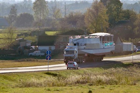 Новый теплоход прибыл в Витебск по суше. Фото Сергея Серебро