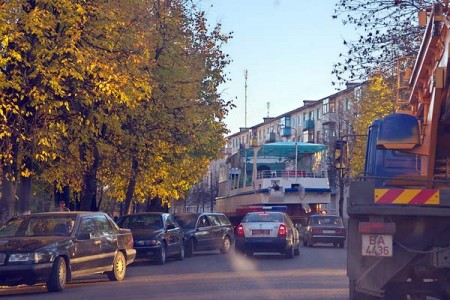 Новый теплоход прибыл в Витебск по суше. Фото Сергея Серебро