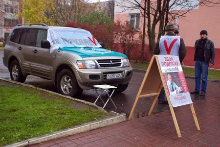 Подписи за Некляева в Витебске собирают на джипе. Фото Сергея Серебро