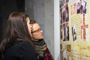 У Віцебску адкрылася выстава “Помню. Катынь 1940”. Фота Сержука Серабро