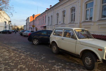 Стыхійная аўтастаянка на вуліцы камісара Крылова ў Віцебску. Фота Сержука Серабро