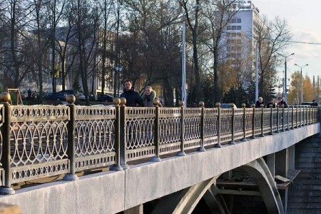 С Пушкинского моста в Витебске срезали замки. Фото Сергея Серебро