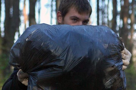 Активисты группы «Мусора. Больше. Нет. Витебск» очистили лес в Лучесе. Фото Сергея Серебро