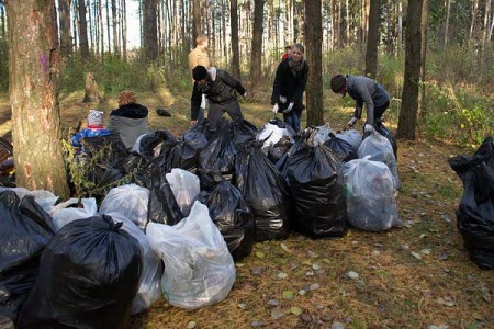 Активисты группы «Мусора. Больше. Нет. Витебск» очистили лес в Лучесе. Фото Сергея Серебро