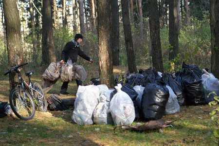 Активисты группы «Мусора. Больше. Нет. Витебск» очистили лес в Лучесе. Фото Сергея Серебро