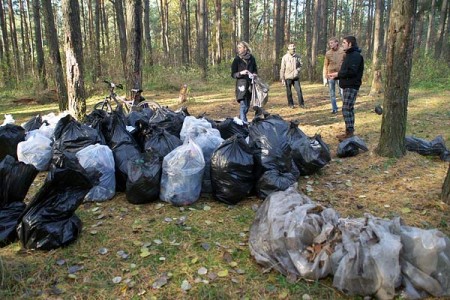 Активисты группы «Мусора. Больше. Нет. Витебск» очистили лес в Лучесе. Фото Сергея Серебро