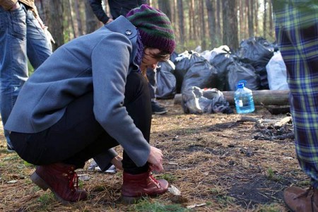 Активисты группы «Мусора. Больше. Нет. Витебск» очистили лес в Лучесе. Фото Сергея Серебро