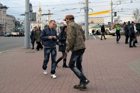 Молодой человек п нанёс несколько ударов кулаком в лицо ростовой фигуры Владимира Некляева. Фото Сергея Серебро