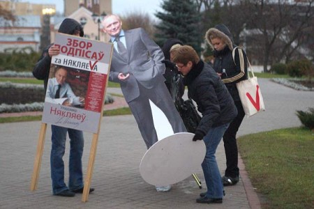 Молодой человек п нанёс несколько ударов кулаком в лицо ростовой фигуры Владимира Некляева. Фото Сергея Серебро