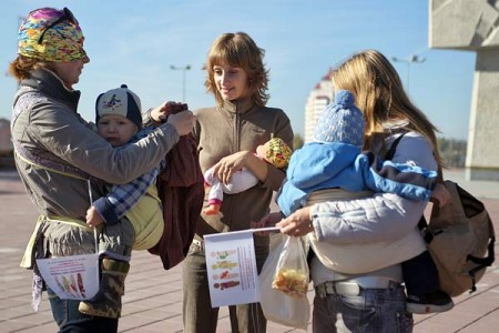 В Витебске прошла неделя слингоношения. Фото Сергея Серебро