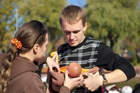 В Витебске прошла неделя слингоношения. Фото Сергея Серебро