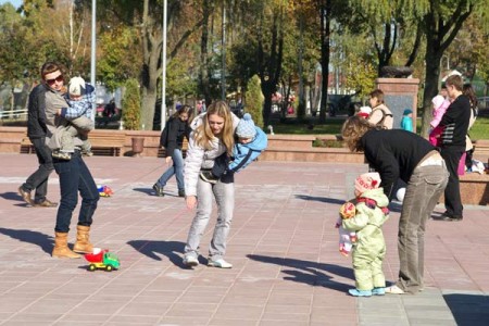 В Витебске прошла неделя слингоношения. Фото Сергея Серебро