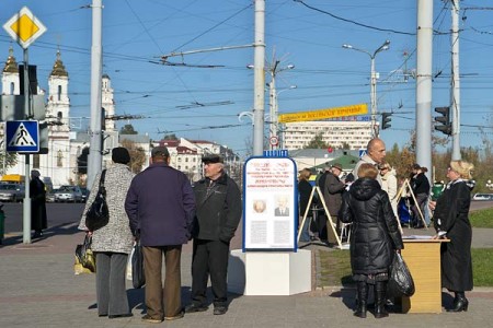 Зборшчыкі подпісаў за Някляева забараняюць фатаграфаваць свае пікеты. Фота Сержука Серабро