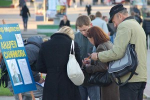 У Віцебску з'явіліся пікеты па збору подпісаў. Фота Сержука Серабро