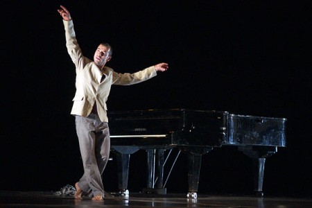 IFMC-2010: Моноспектакль «Соло на фортепиано» Жанфранко Селестино. Фото Сергея Серебро