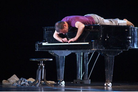 IFMC-2010: Моноспектакль «Соло на фортепиано» Жанфранко Селестино. Фото Сергея Серебро