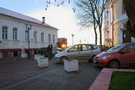 Вуліцу Крылова ачысцілі ад аўтамабіляў і перакрылі. Фота Сержука Серабро