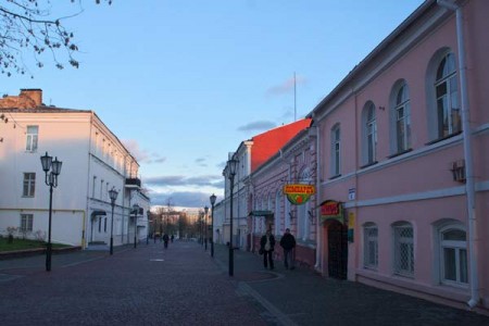 Вуліцу Крылова ачысцілі ад аўтамабіляў і перакрылі. Фота Сержука Серабро