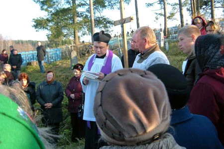 Малітва за памерлых і загінуўшых намогілках у вёсцы Груздава. Фота Янкі Залескага