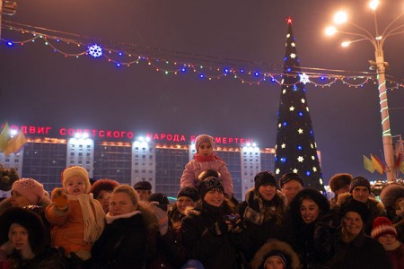 Накануне католического Рождества в Витебске загорелись городские елки и прошел парад Дедов Морозов. Фото Сергея Серебро