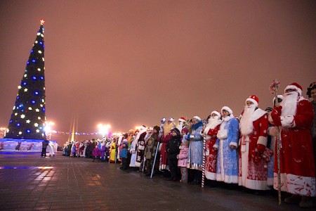 Накануне католического Рождества в Витебске загорелись городские елки и прошел парад Дедов Морозов. Фото Сергея Серебро