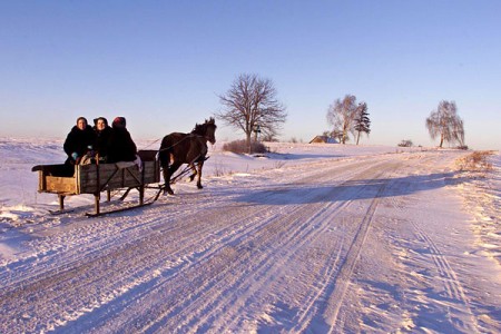 Деревенские жители едут на санях. Фото bymedia.net