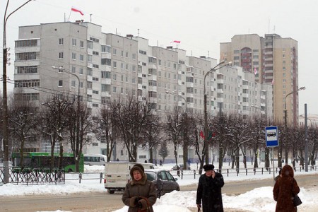 Віцябляне на Новы год упрыгожваюць дамы бел-чырвона-белымі сцягамі. Фота Сержука Серабро