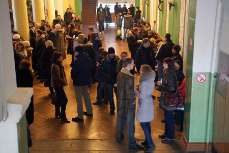 Зрители ожидают начала сеанса в фойе культурно-делового центра «Первомайский» под оркестр. Фото Сергея Серебро