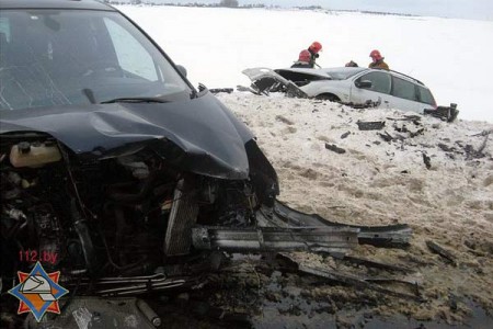 Возле поселка Высокое Оршанского района на автодороге М8 Гомель-Витебск в 10:15 произошло лобовое столкновение двух легковых автомобилей — Citroen C8 и Peugeot 206. Фото МЧС