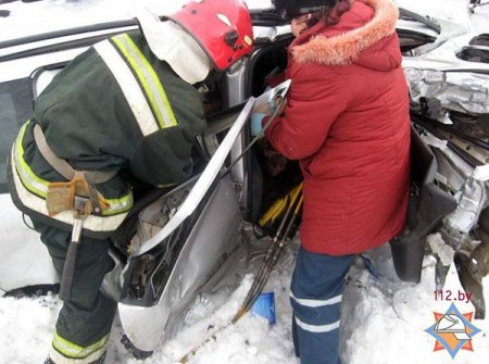 Возле поселка Высокое Оршанского района на автодороге М8 Гомель-Витебск в 10:15 произошло лобовое столкновение двух легковых автомобилей — Citroen C8 и Peugeot 206. Фото МЧС