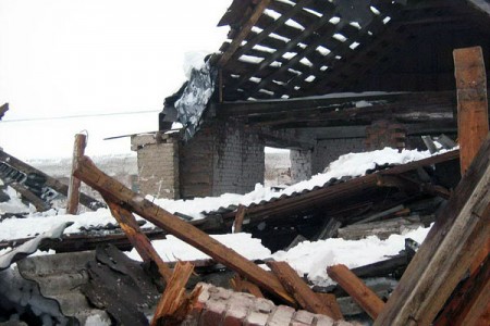 В Верхнедвинском районе под обломками фермы погибли трое. Фото областного управления МЧС