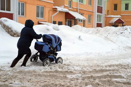 У подъездов домов в Билево накопились огромные горы снега. Фото Сергея Серебро