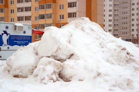 У подъездов домов в Билево накопились огромные горы снега. Фото Сергея Серебро