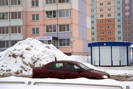 У подъездов домов в Билево накопились огромные горы снега. Фото Сергея Серебро