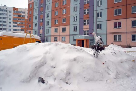 У подъездов домов в Билево накопились огромные горы снега. Фото Сергея Серебро