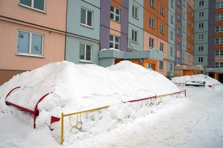 У подъездов домов в Билево накопились огромные горы снега. Фото Сергея Серебро