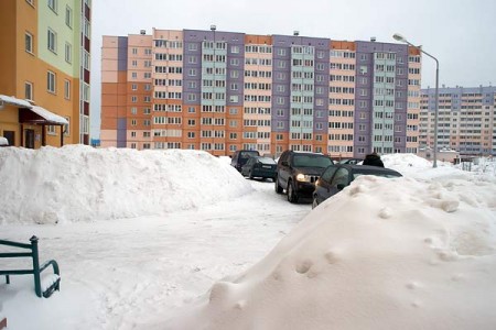 У подъездов домов в Билево накопились огромные горы снега. Фото Сергея Серебро