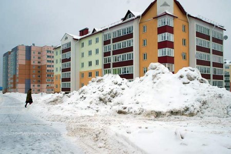 У подъездов домов в Билево накопились огромные горы снега. Фото Сергея Серебро