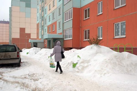 У подъездов домов в Билево накопились огромные горы снега. Фото Сергея Серебро