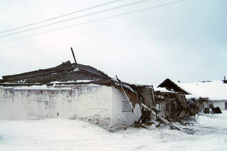 Грузовик с комбикормом обрушил крышу фермы. Фото УМЧС