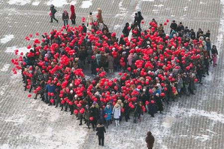 В Витебске из людей построили в центре площади Победы фигуру в виде сердца. Фото Сергея Серебро