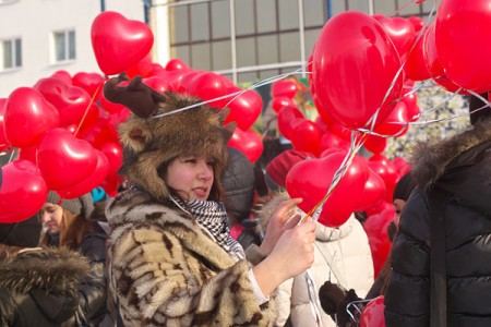 В Витебске из людей построили в центре площади Победы фигуру в виде сердца. Фото Сергея Серебро