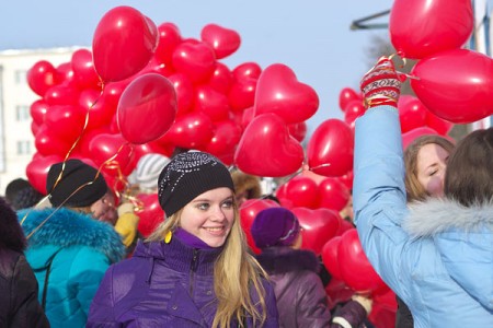 В Витебске из людей построили в центре площади Победы фигуру в виде сердца. Фото Сергея Серебро