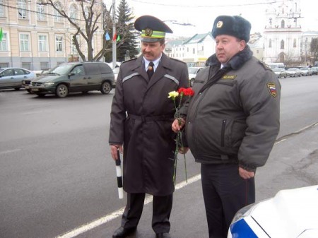 Витебская госавтоинспекция поздравила женщин с 8 марта. Фото Натальи Партолиной